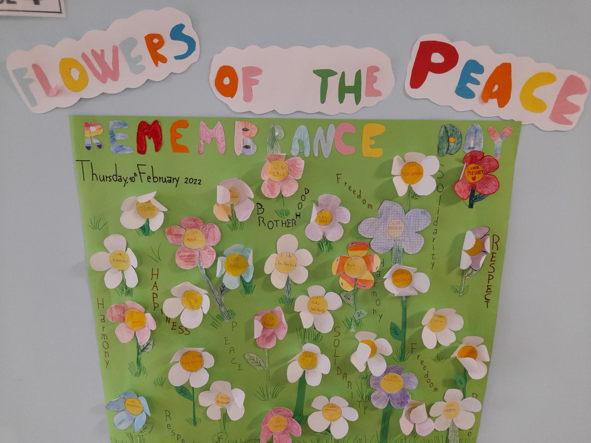 Scopri di più sull'articolo Attività CLIL – Classe quarta della Scuola Primaria di Torella del Sannio – “Giornata del Ricordo” – Rappresenta un prato con i  fiori della pace.