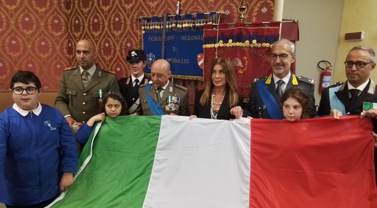 Al momento stai visualizzando Unità nazionale e Forze Armate – La consegna della bandiera italiana agli alunni del plesso scolastico di Castropignano